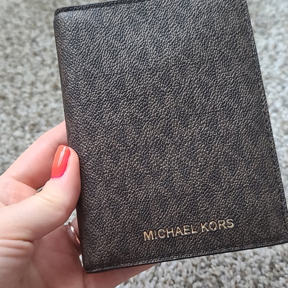 CCO! Brand new Michael Kors passport wallet